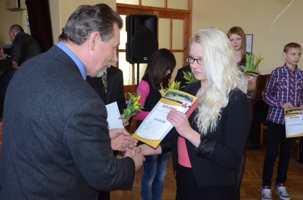 FOTO: Sveic Aizputes novada jaunos sportistus