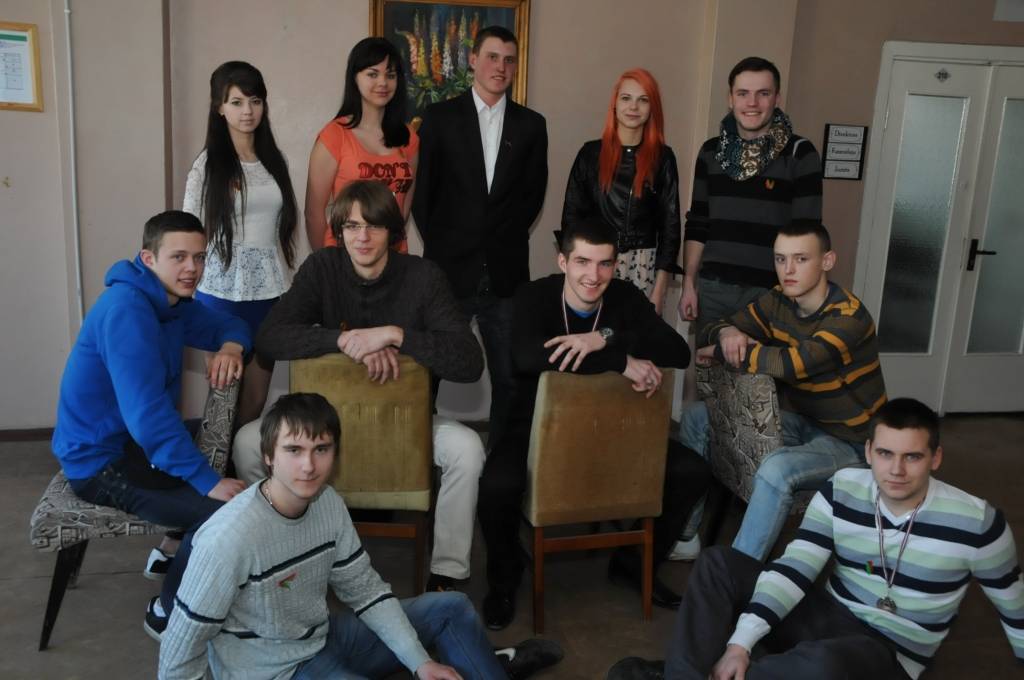 FOTO: Apbalvo jaunos profesionāļus