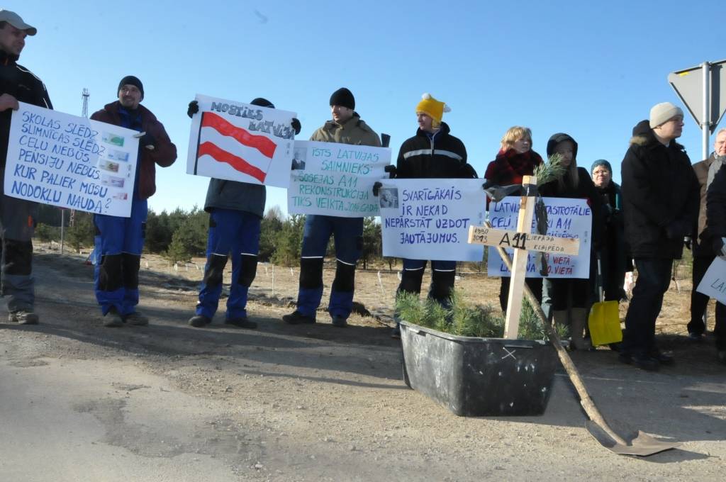 FOTO: Pie Lietuvas-Latvijas robežas protestē pret slikto ceļa stāvokli