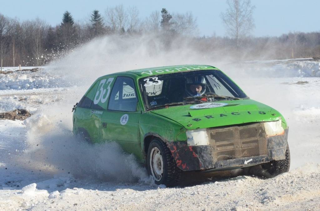 FOTO: Vecpilī sacenšas ziemas autosprinta sacensību noslēgumā