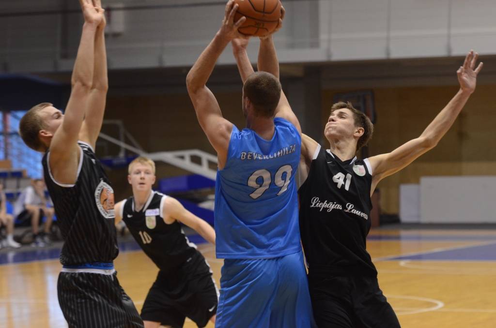 FOTO: "Ģeodēzists" pirmajā pusfināla spēlē pārliecinoši uzvar "LSSS"