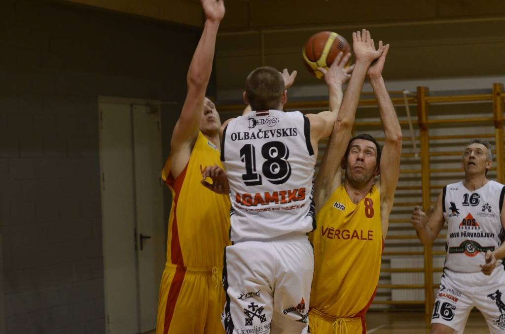 FOTO: Bārta un "Kraukļi" uzvar Lejaskurzemes novadu meistarsacīkšu basketbolā spēlē