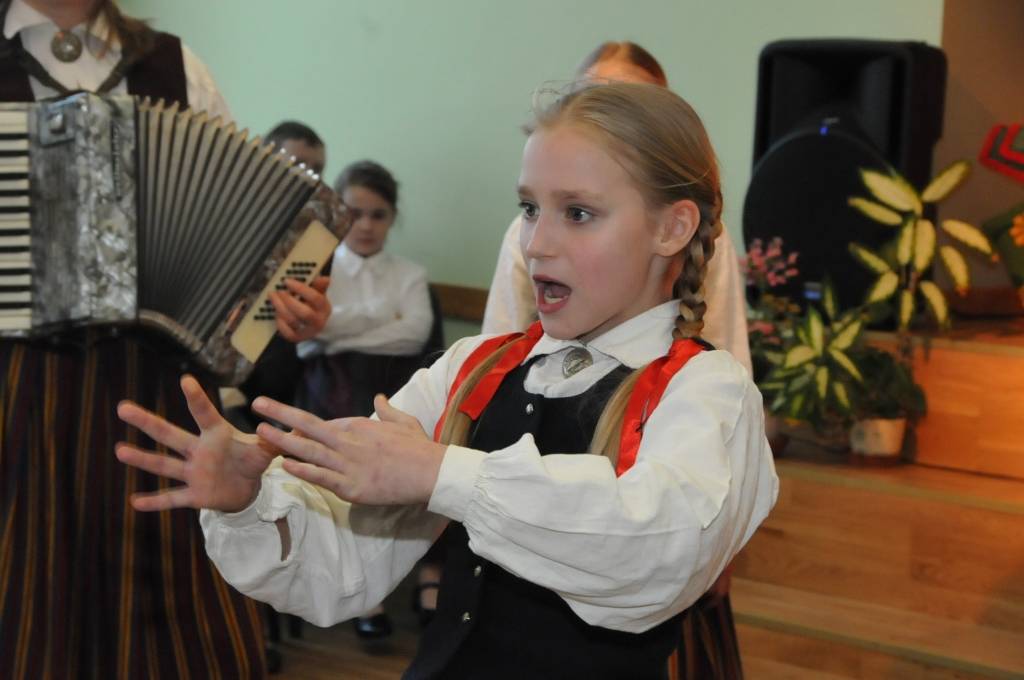 FOTO: Lejaskurzemes folkloras kopas tiekas Priekulē