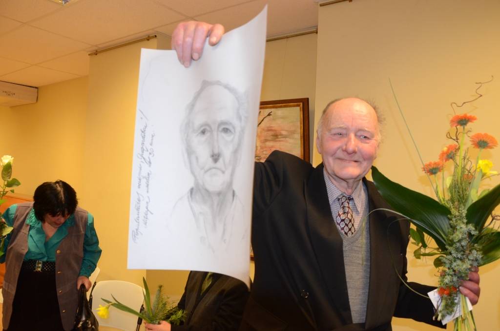 FOTO, VIDEO: Edvīns Tauriņš grāmatas atvēršanā atnes atpakaļ nofenderētu dakšiņu