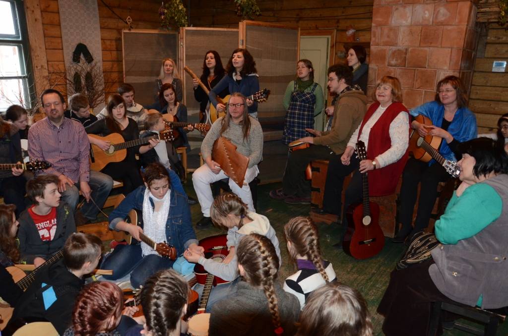 FOTO, VIDEO: "Austrasdienās" dzied Tautasdziesmas