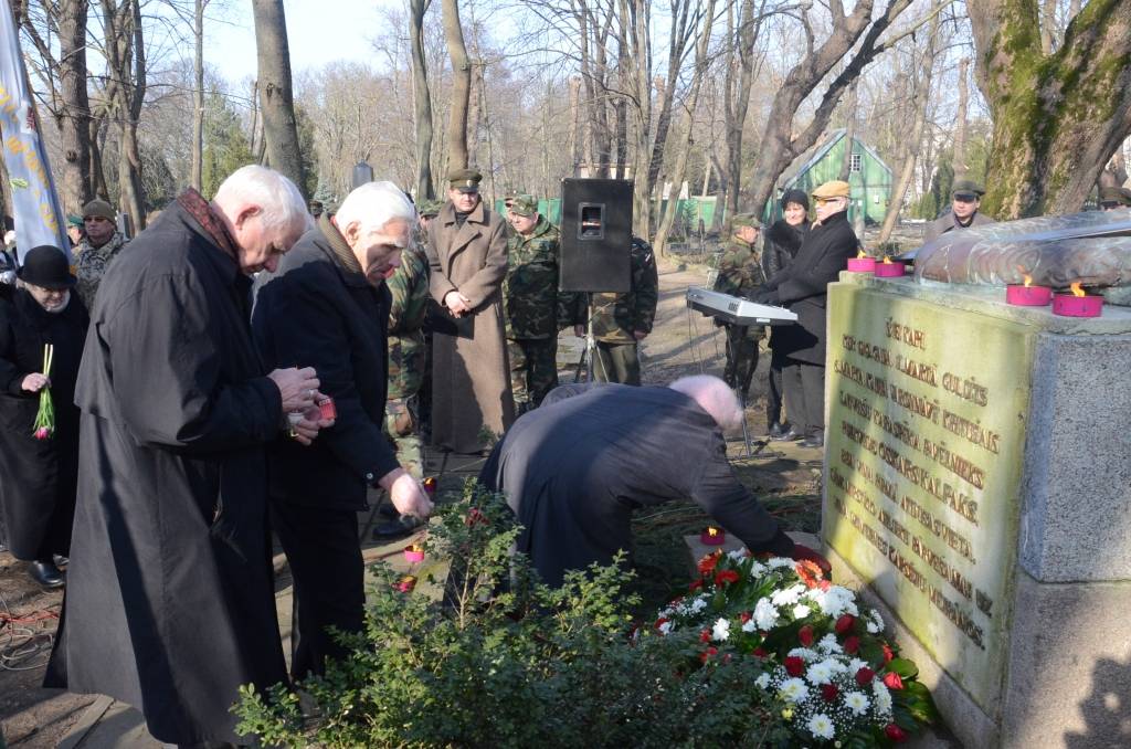 FOTO: Liepājā goda Kalpaka piemiņu
