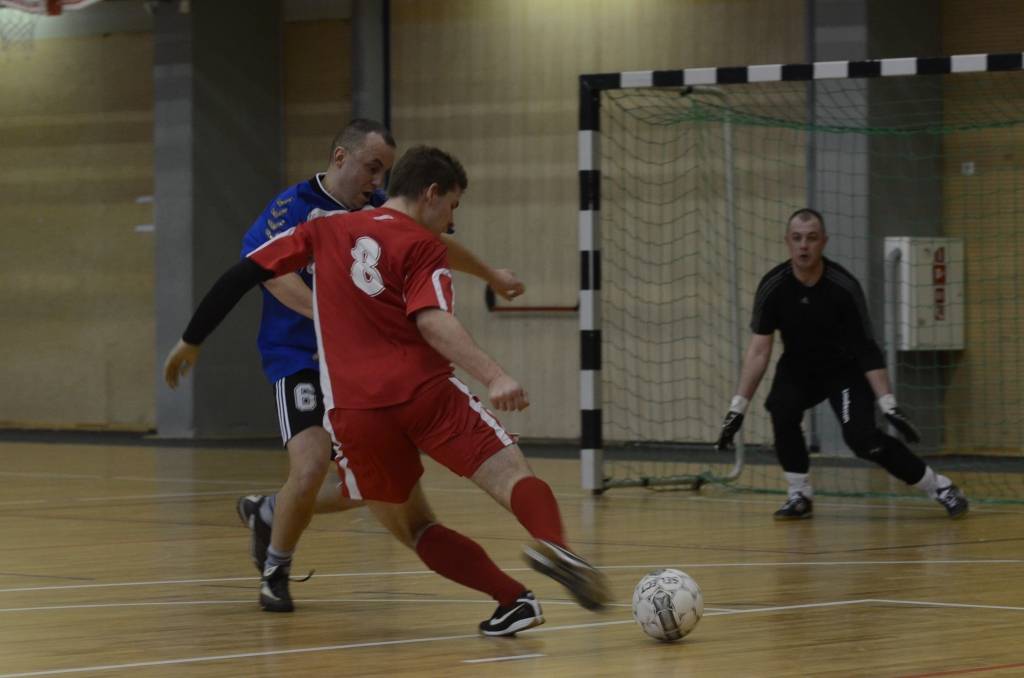 FOTO: "Varavīksne" nospēlē neizšķirti ar "Tosmares kuģu būvētavu"; "Liepājas papīrs" - čempioni