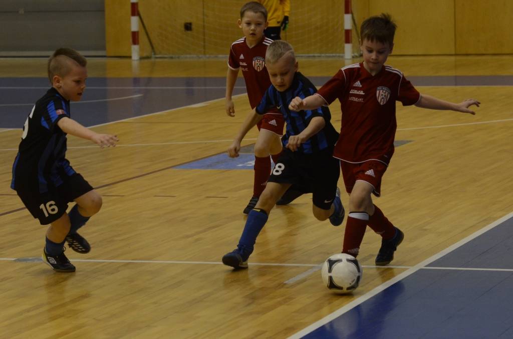 FOTO: Grobiņas jaunie futbolisti turnīru uzsāk ar trim uzvarām