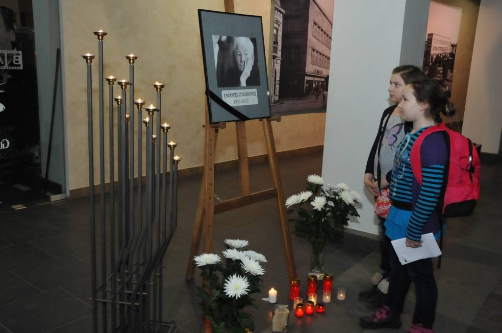 FOTO: Arī Liepājā piemin Imantu Ziedoni