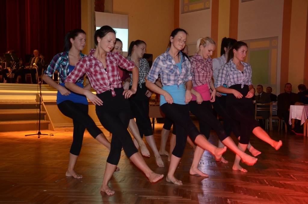 VIDEO: "Pumas" dejotājas krāšņo Aizputes novada "Sporta laureātu 2012"