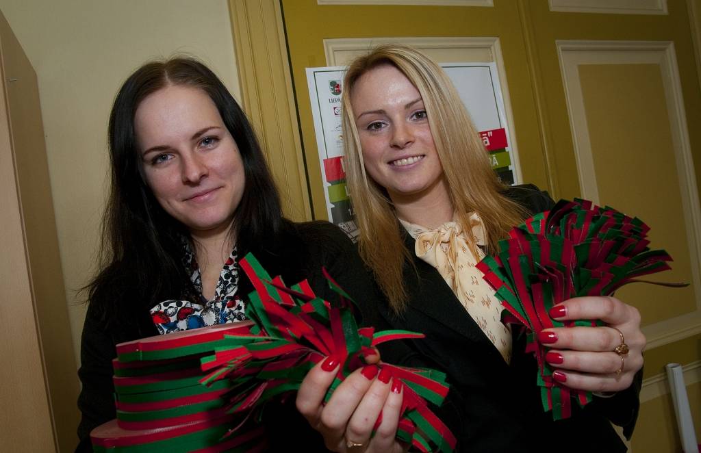 Dāvinās Liepājas karoga krāsas lentītes