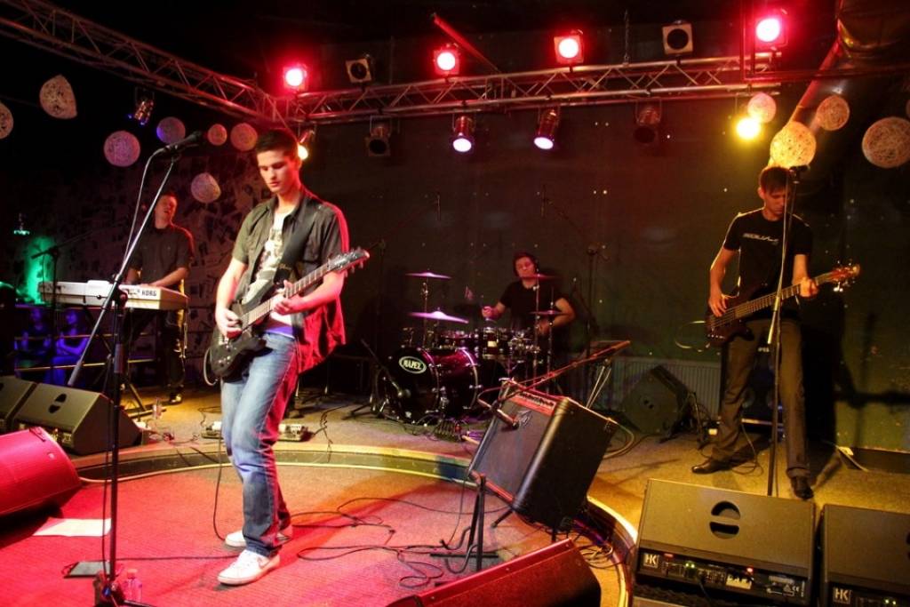 AUDIO: Grupa "Diena bez pārtraukuma" velta dziesmu Kārlim Skrastiņam