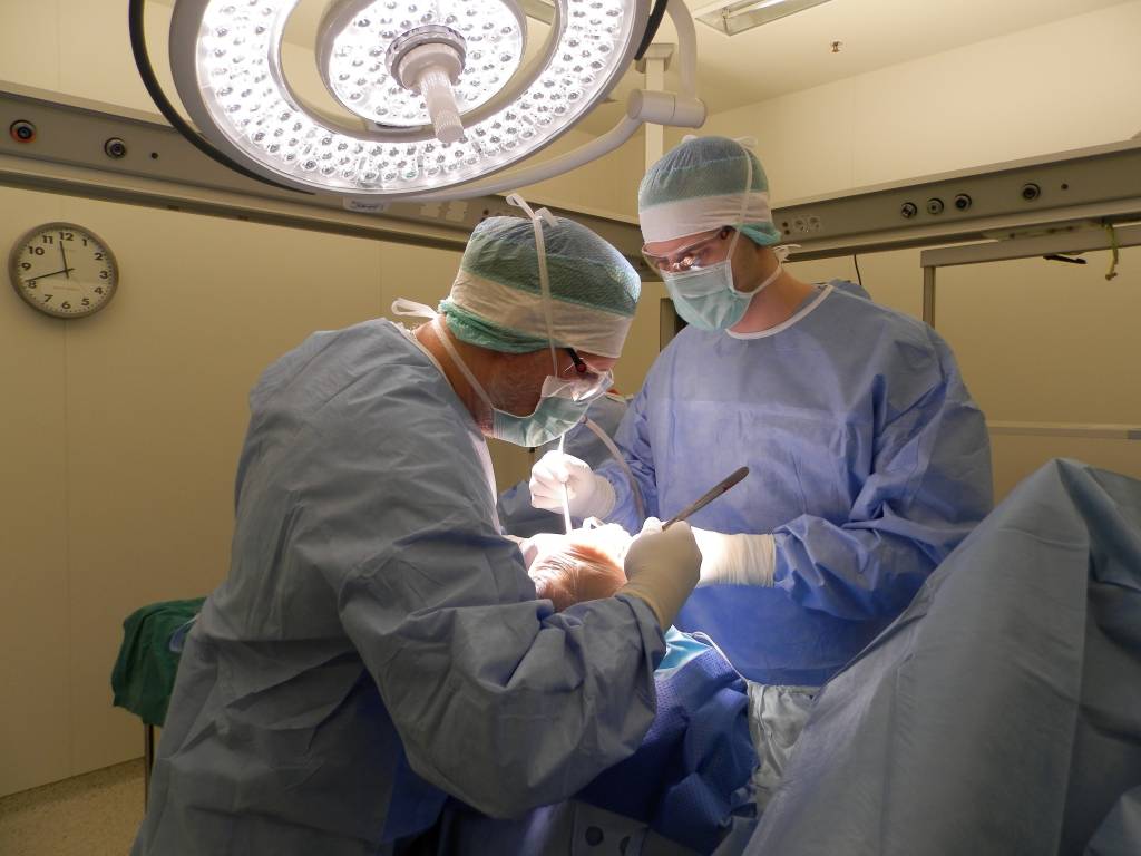Liepājā ievieš jaunas operāciju metodes traumatoloģijā