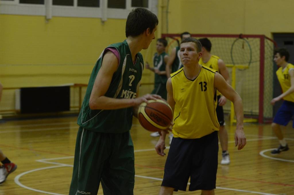 FOTO: Medze Lejaskurzemes novadu meistarsacīkšu basketbolā spēlē uzvar Vaiņodi