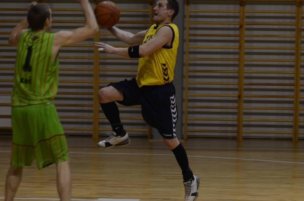 "Fēnikss" Liepājas čempionātā negaidīti viegli uzvar "Liepājas Hītu"