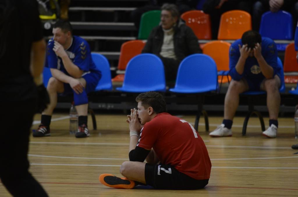 FOTO: "Tosmares kuģu būvētava" izrauj uzvaru divas sekundes pirms mača beigām