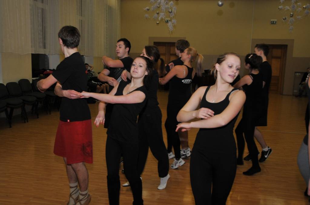 FOTO: Grobiņas jauniešu deju kolektīvs "Spararats" gatavojas jubilejas koncertam