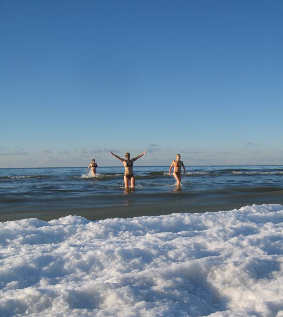 Liepājā aicina uz ziemas peldi un hokeju