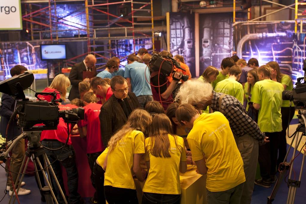 Sākas pieteikšanās skolēnu erudīcijas konkursam "eXperiments"
