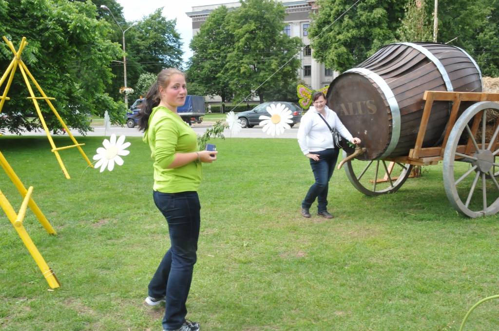 Uzstāda Līgo svētku rotājumus