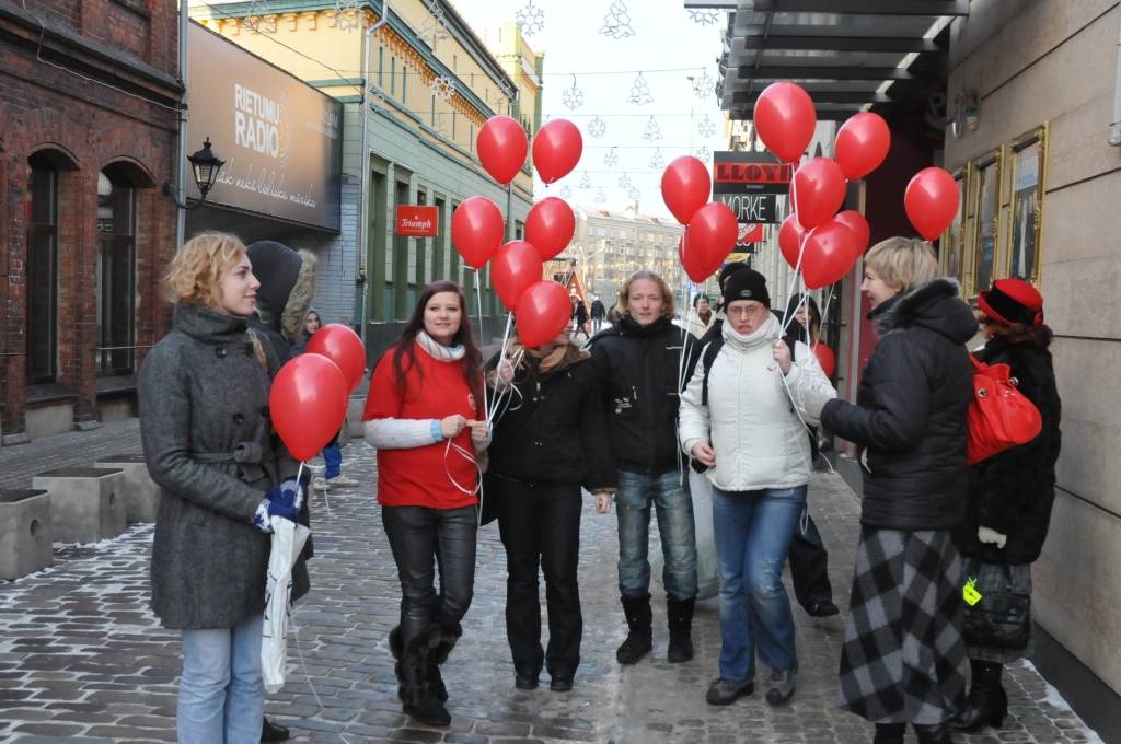 Liepājā AIDS dienu atzīmē ar sarkanu balonu palaišanu