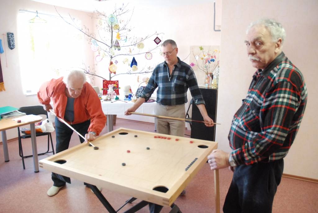 Karostas pensionāru Dienas centrs aicina uz rokdarbu izstādi un novusu