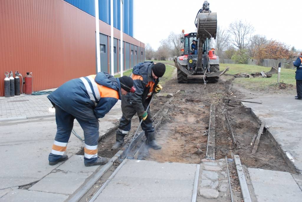 "Latvijas dzelzceļš" demontē sliedes, satiksmi sola nepārtraukt 