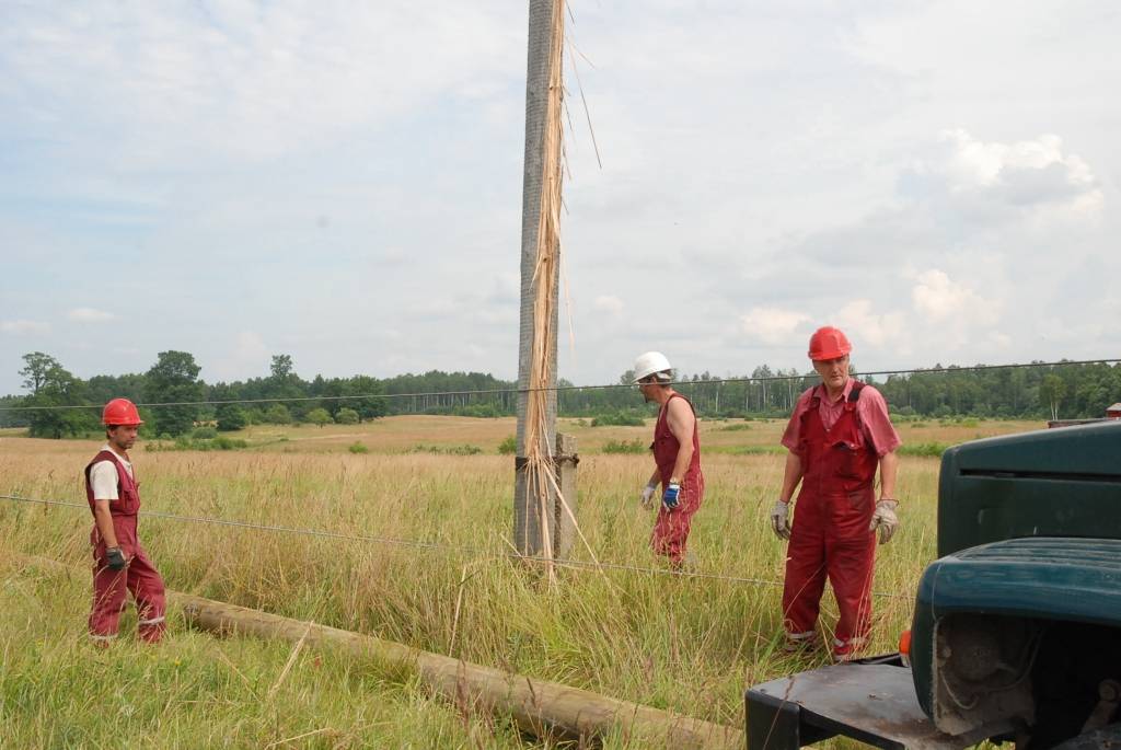 Negaiss “nopļauj” septiņus elektrības stabus