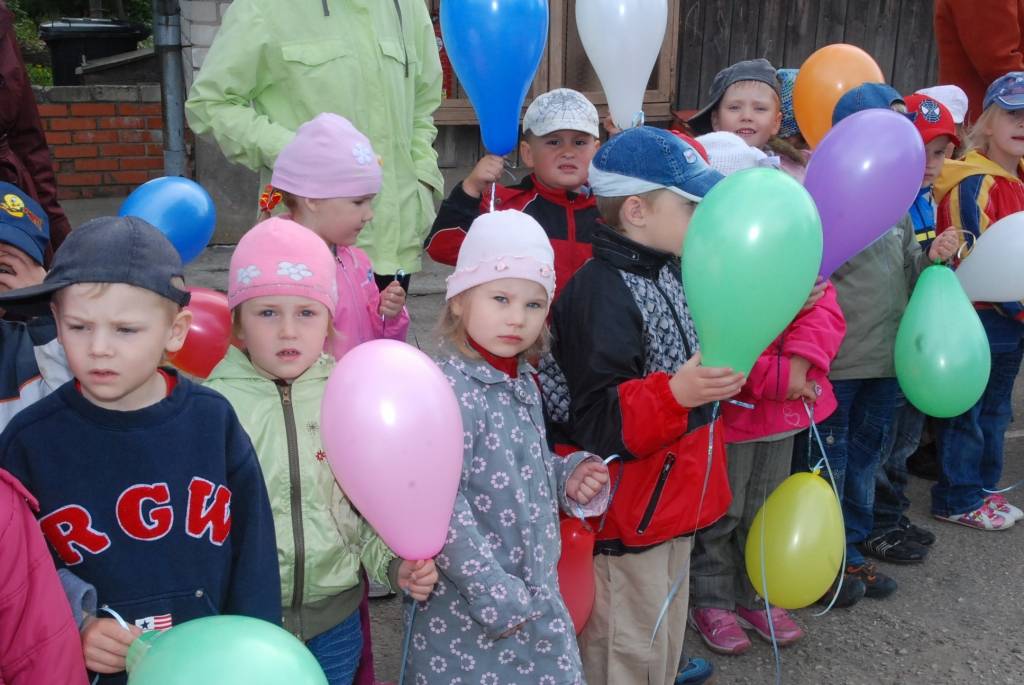 Ieliek simbolisku pamatakmeni bērnudārza "Pīpenīte" piebūvei