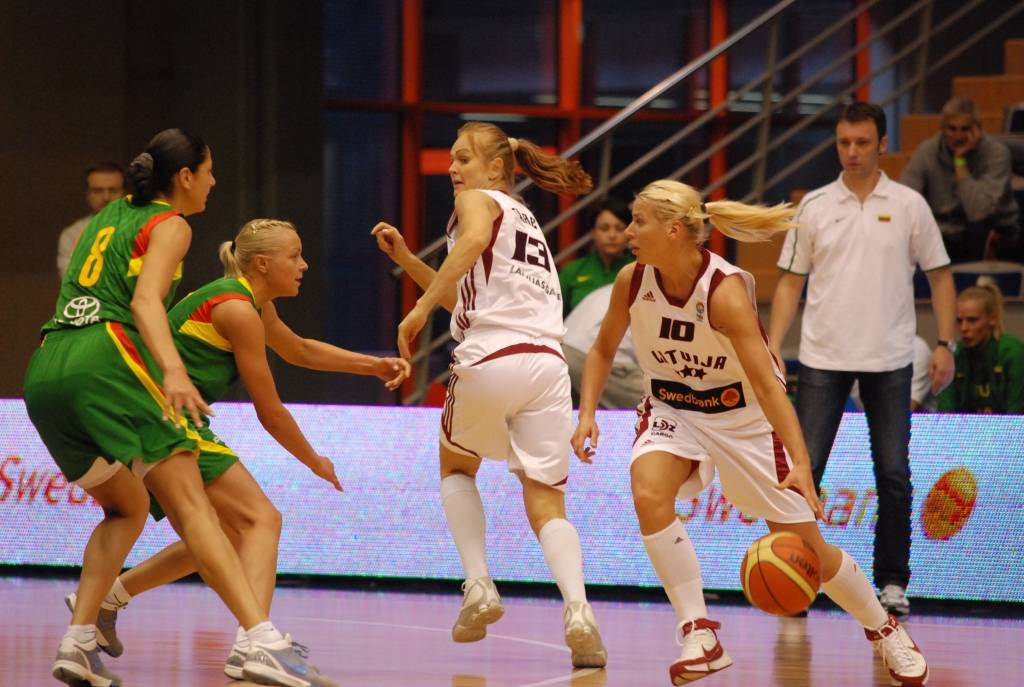 Latvijas basketbolistes pieveic Lietuvu