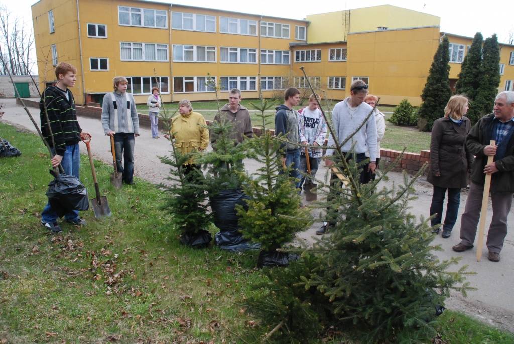  Kapsēdes muižas parks kļūst krāsaināks un jaunāks