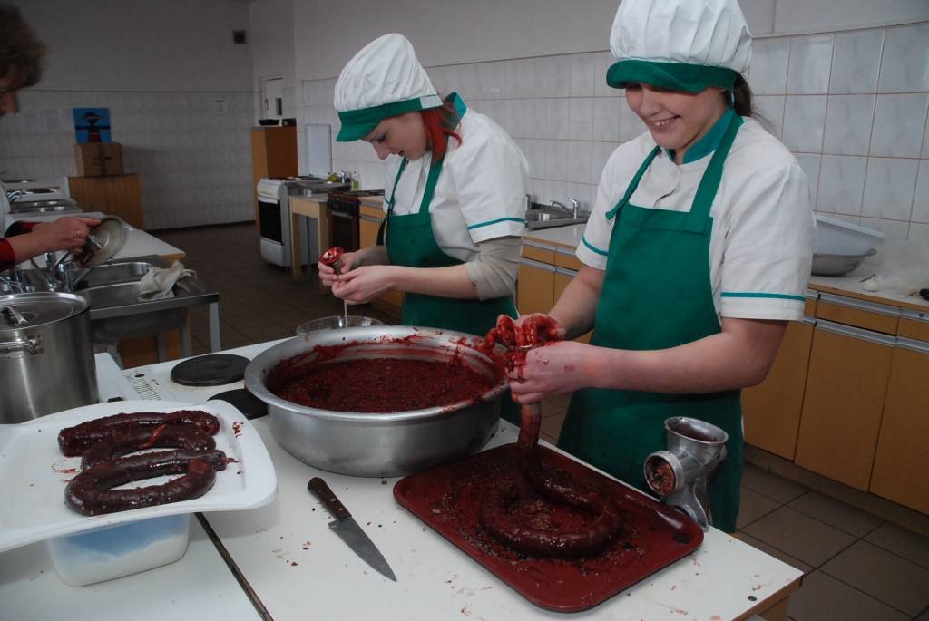 Jaunieši turpina latviešu tradicionālo ēdienu recepšu pētīšanu 