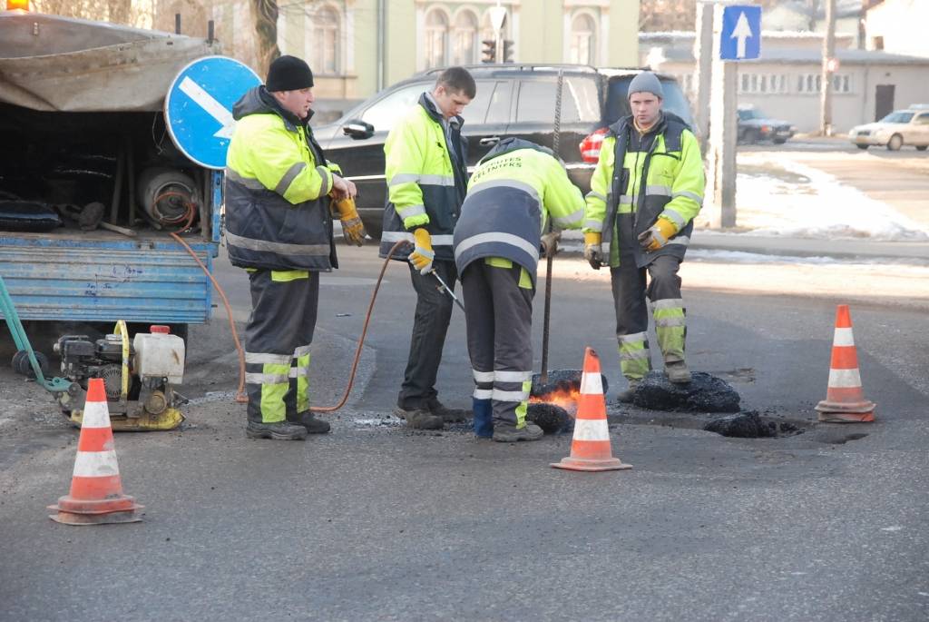 Likvidē bīstamu bedri