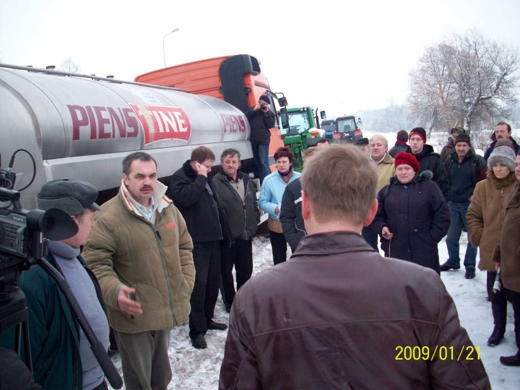 “Dzēses” piensaimnieki protestē Skrundā