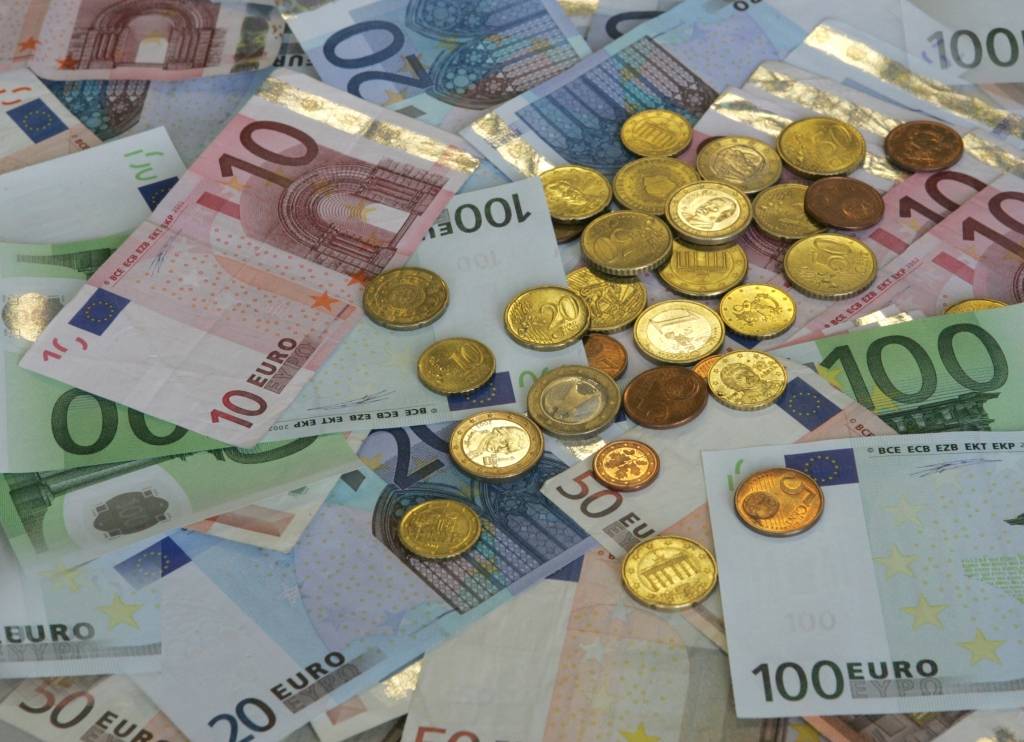 Eirozonas finanšu ministri vienojas atbalstīt eiro ieviešanu Latvijā
