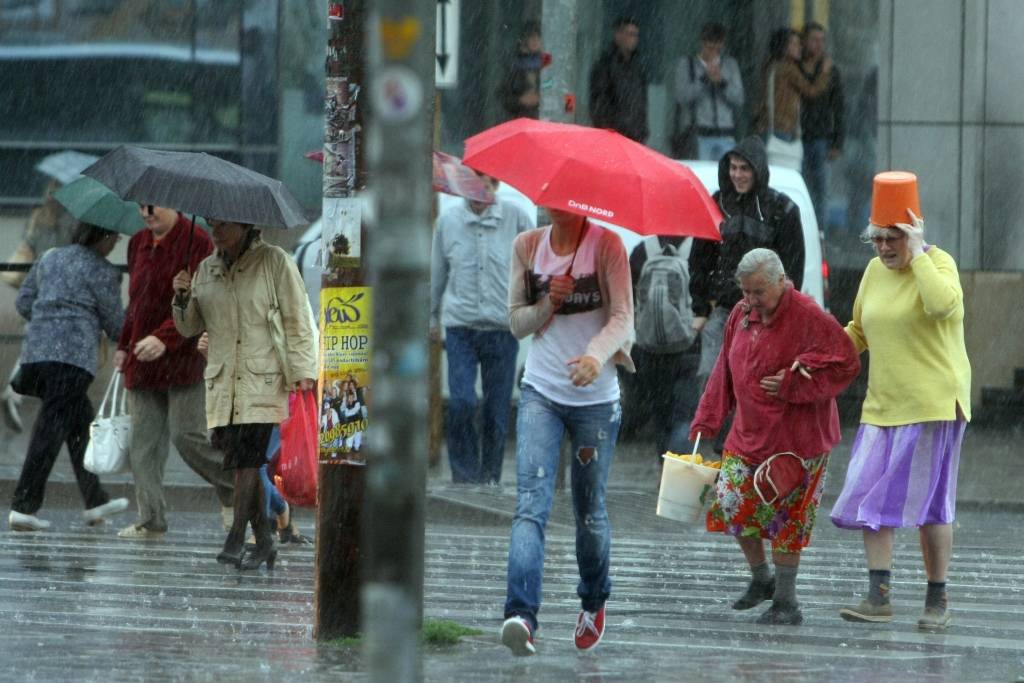 papildināta (11:28) - Šodien sinoptiķi sola lietu, krusu un 30 grādu karstumu