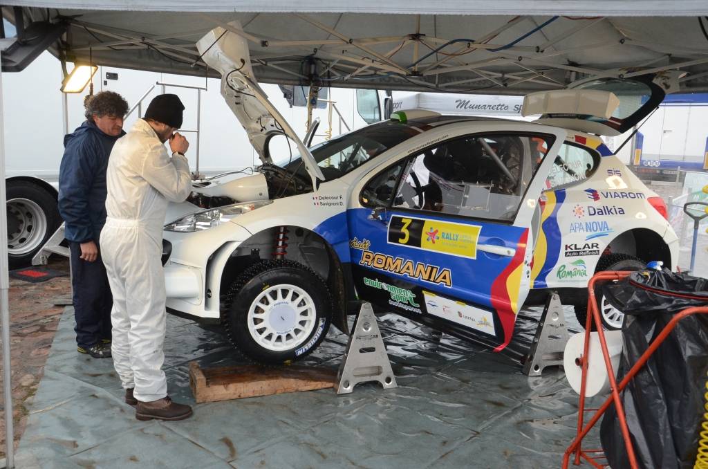 FOTO: Rallisti iekārtojas sacensību "Liepāja-Ventspils" servisa parkā