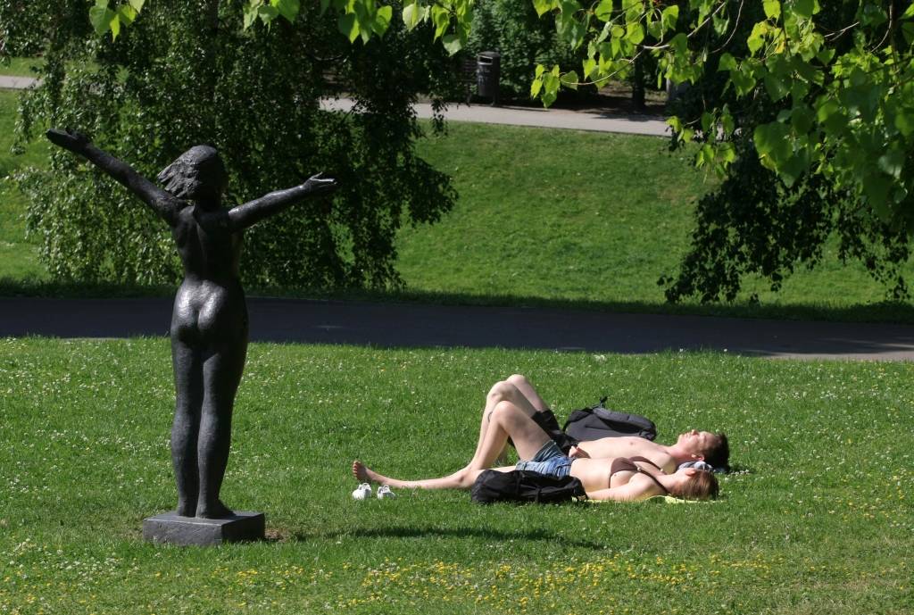 Arvien vairāk Latvijas iedzīvotāju uzskata, ka sauļoties ir neveselīgi