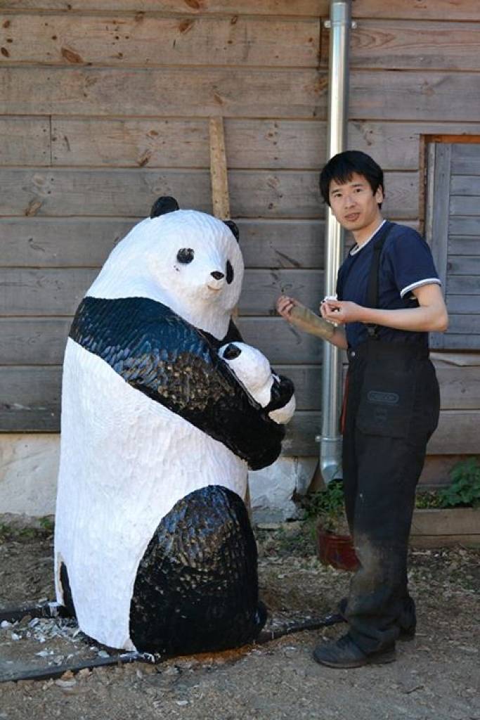 Aizputē atklās japāņu mākslinieka Jasuši Kojamas koka skulptūru "Pandu mamma ar mazuli"