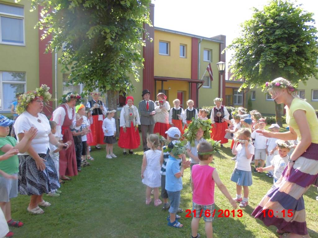 Visi bija Jāņu bērni, kas Jānīti daudzināja...