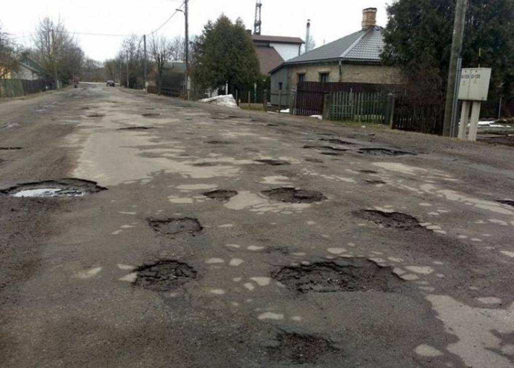 Teju 70 procentus valsts ceļu vērtē kā pussabrukušus