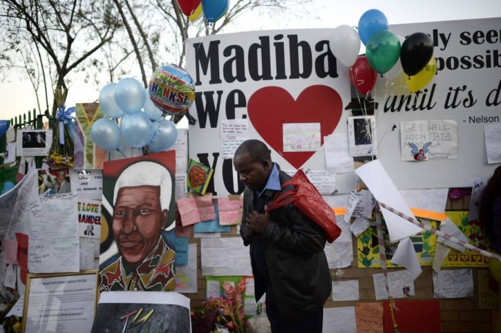 Mandelas veselības stāvoklis kritisks; iedzīvotāji pulcējas, lai paustu atbalstu