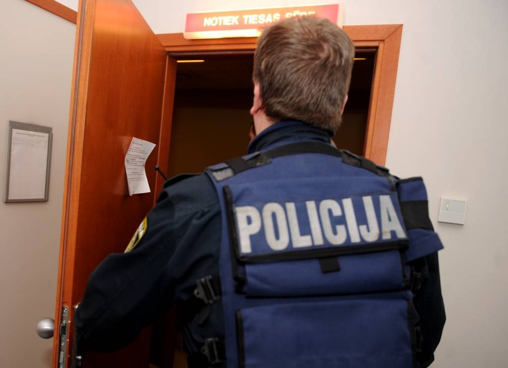 Par savu bērnu sakropļošanu un nonāvēšanu apsūdzētajai medmāsai prokurore prasa mūža ieslodzījumu