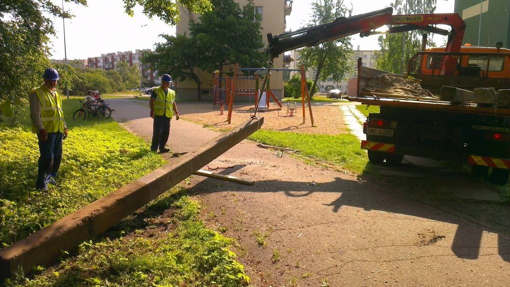 Izvāc savu laiku nokalpojušos elektrostabus