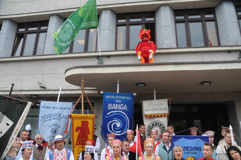 FOTO: Paceļ Dziesmu un deju svētku karogu