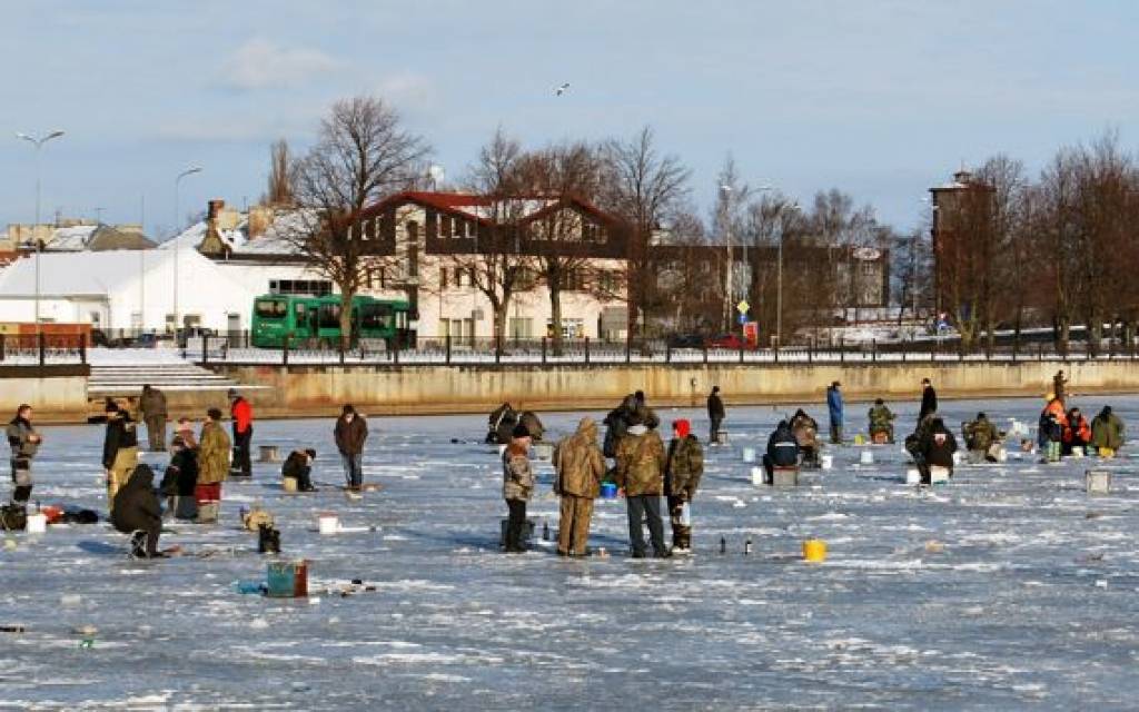 Kanālu atkal okupējuši bļitkotāji