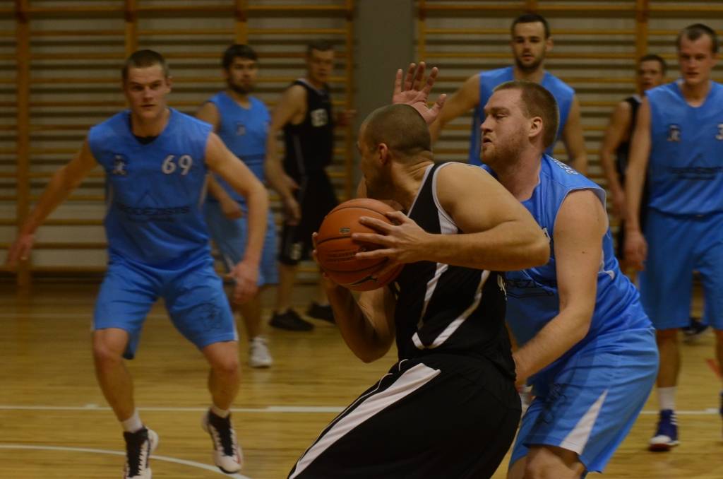 FOTO: "Ģeodēzists", "Liepājas Universitāte" un "Liepājas papīrs" uzvar Liepājas basketbola čempionāta spēlē