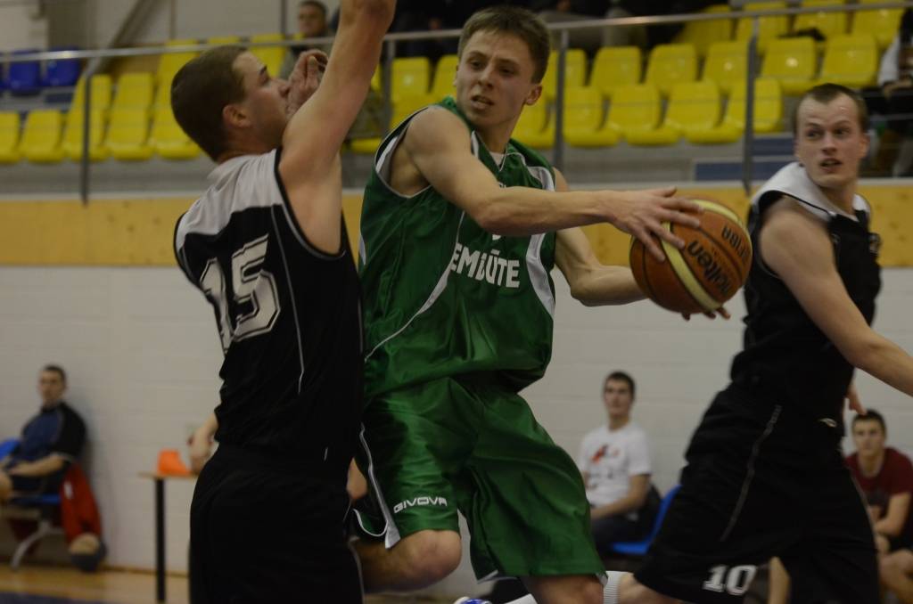 FOTO: Vaiņode, Gavieze un "Kraukļi" uzvar Lejaskurzemes novadu meistarsacīkšu spēlē