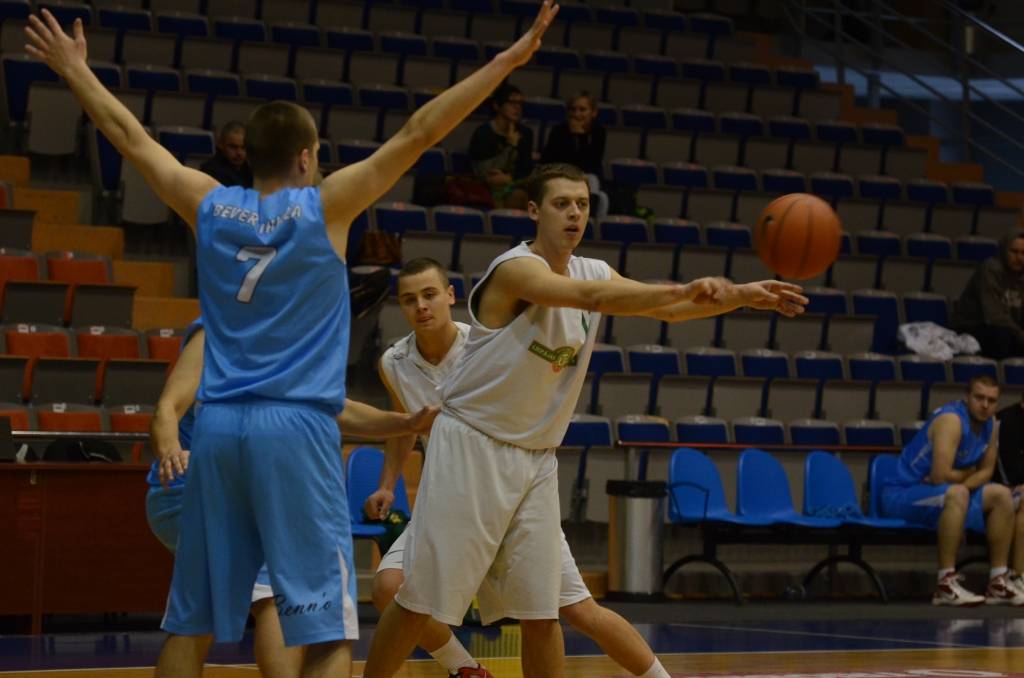 FOTO: "Red Sun Buffet", "RM Siltums" un "Ģeodēzists" uzvar Liepājas basketbola čempionātā spēlē