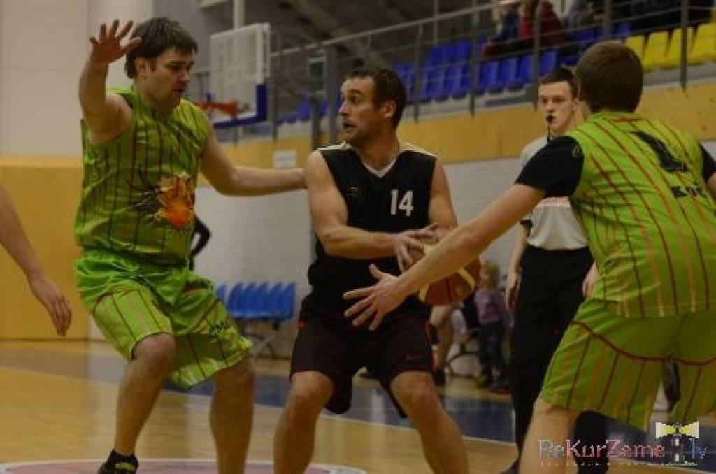 Grobiņas basketbolisti pārliecinoši uzvar "Fēniksu"